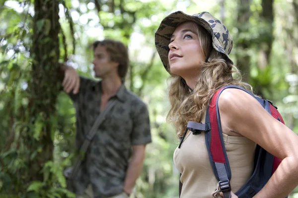 Uomo e donna in una spedizione nella foresta . — Foto Stock