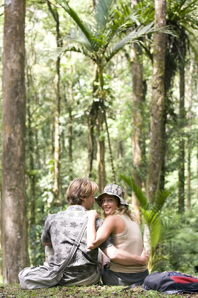 Uomo e donna che si abbracciano nella foresta . — Foto Stock