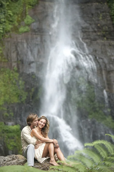 Couple hugging by waterfalls. — Stock Photo, Image