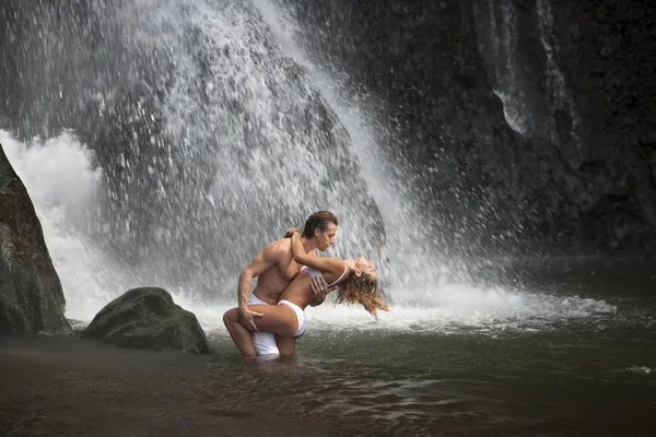 Paar tanzt unter Wasserfällen. — Stockfoto