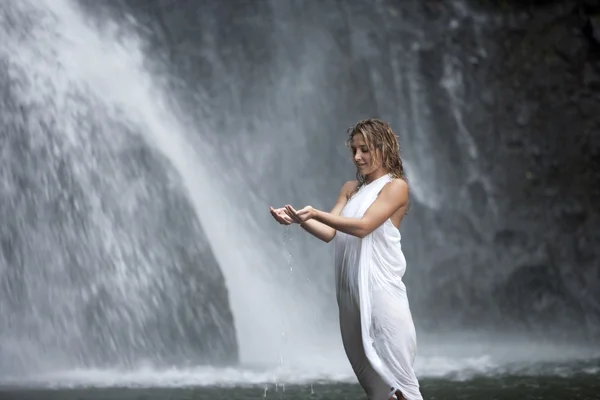 Jovem mulher em cachoeiras — Fotografia de Stock