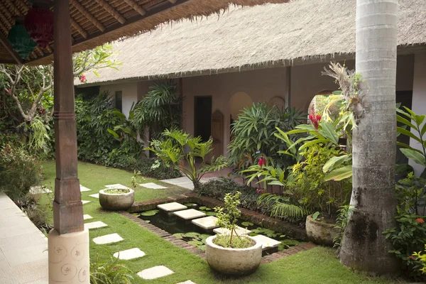 Patio de una villa de vacaciones en un lugar exótico . — Foto de Stock