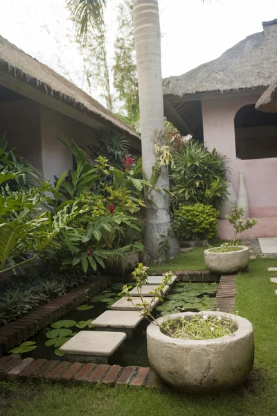 Courtyard of a holiday villa in an exotic location. — Stock Photo, Image