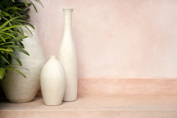 Vases debout sur une marche avec un fond rose . — Photo