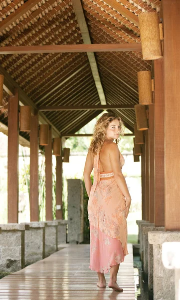Donna attraente che cammina lungo una passerella di legno — Foto Stock