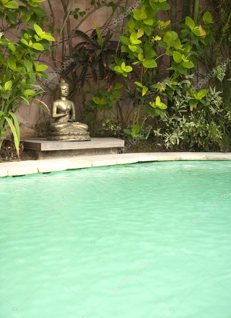 jardín tropical y piscina con estatua de Buda — Foto de stock © mjth