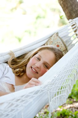 bir bahçe bir hamakta bırakmasını genç genç kız