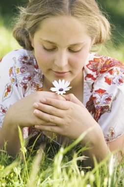 Yeşil çimlere bırakmasını, papatya çiçeği kokulu ve gülümseyen kız.