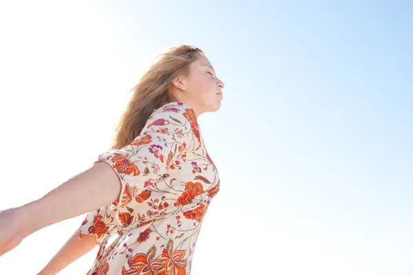 Young girl breathing fresh air while enjoying the sun on a golden sand beach — Stock Photo, Image