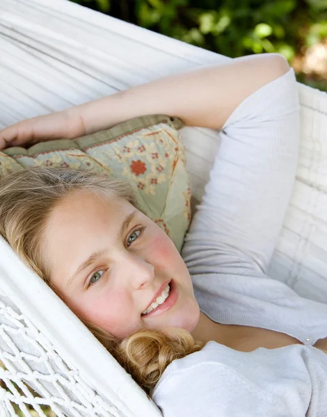 Крупный план портрета молодой девушки-подростка, лежащей на гамаке в саду — стоковое фото