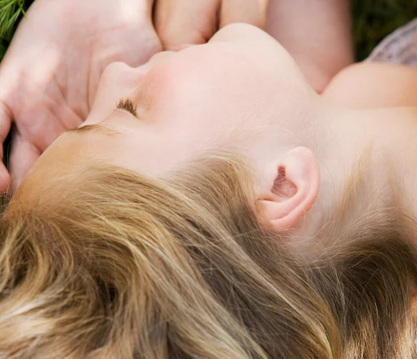 Närbild profil syn på en tonårig flicka sover. — Stockfoto