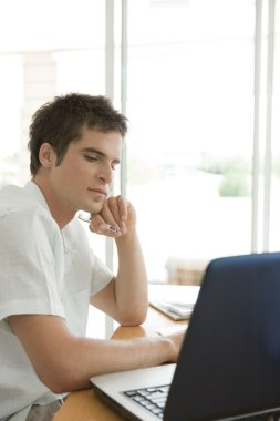 genç işadamı bir dizüstü evde kullanma.