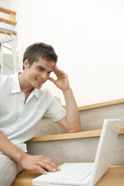 dizüstü bilgisayar kullanan profesyonel genç adam