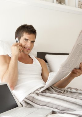 Genç adam çalışıyor.