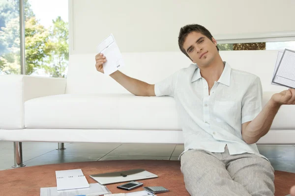 Jonge professionele werken over huis Financiën in de woonkamer. — Stockfoto