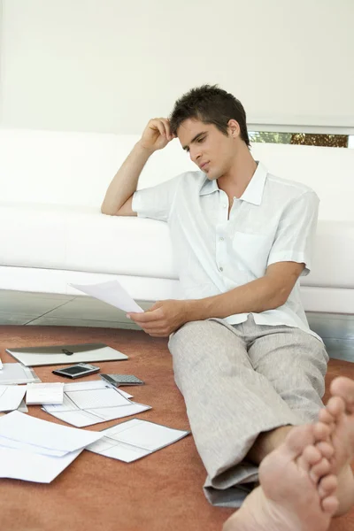 Unga professional arbetar på hem finanser i vardagsrum. — Stockfoto