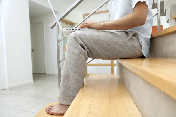 La mitad de la vista de un joven profesional utilizando un ordenador portátil — Foto de Stock