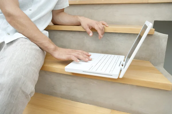 La mitad de la vista de un joven profesional utilizando un ordenador portátil — Foto de Stock