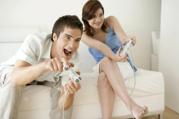 Mężczyzna i kobieta, grając w gry wideo w domu. — Zdjęcie stockowe