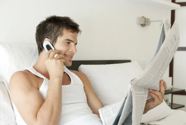 Junge Berufstätige im Schlafzimmer — Stockfoto