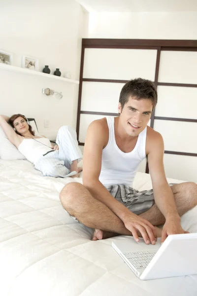 Young professional couple relaxing — Stock Photo, Image