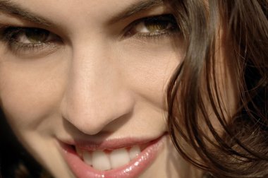 genç kadının yüzü gülen ve kameraya bakıyor.