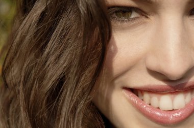 genç kadının yüzü gülen ve kameraya bakıyor.