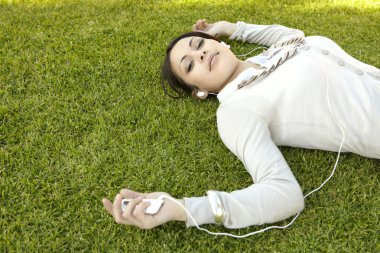 genç kadın yeşil çimlere bırakmasını
