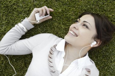 genç kadın kulaklık ile müzik dinlemek