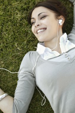 genç bir kadın onun kulaklık müzik dinlemek