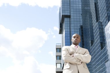 işadamı güvenle bir cam ofis binası, açık havada duran.