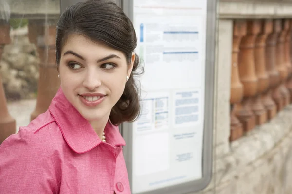 Verfijnde jonge vrouw op zoek weg van de camera. — Stockfoto