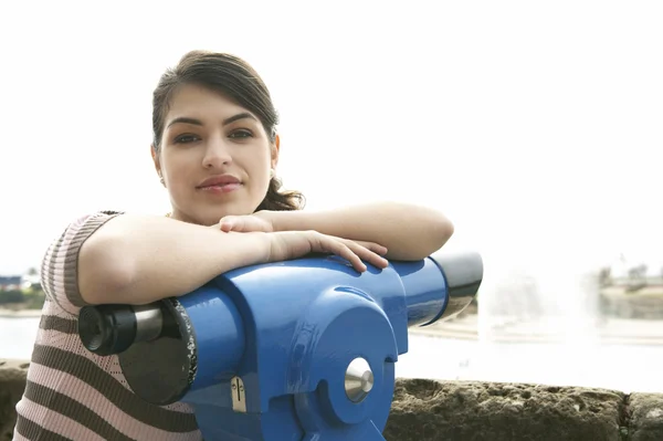 Tourist girl leaning on an observatory telescope. — Stock Photo, Image