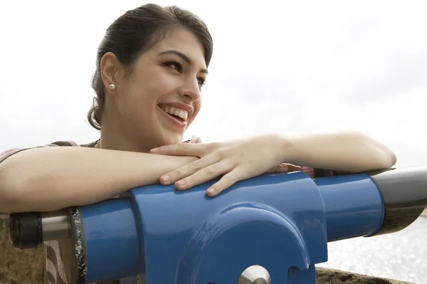 Portret van meisje leunend op een Waarnemingscentrum telescoop. — Stockfoto