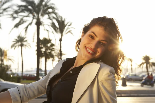 Mujer de moda sentada al aire libre — Foto de Stock