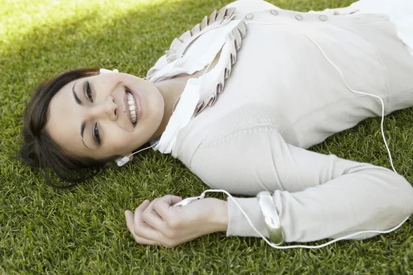 Jeune femme écouter de la musique sur son mp4 — Photo