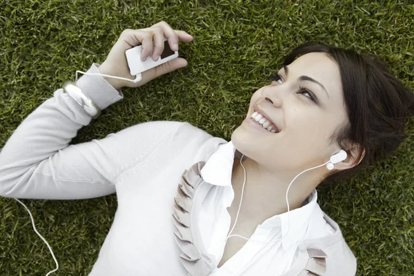 Fiatal nő hallgató-hoz zene-val fülhallgató — Stock Fotó