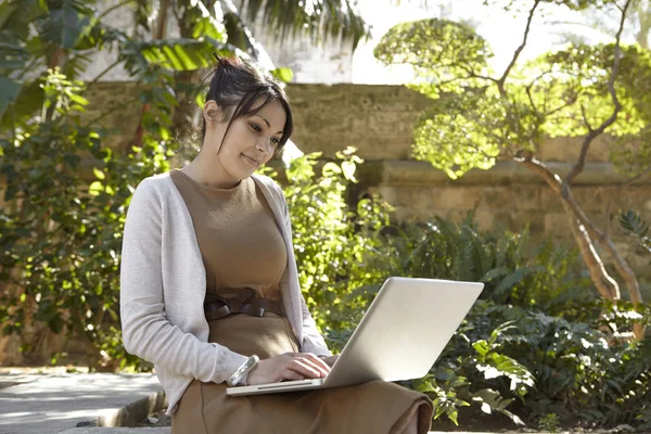 Jonge professionele vrouw met behulp van een laptopcomputer — Stockfoto