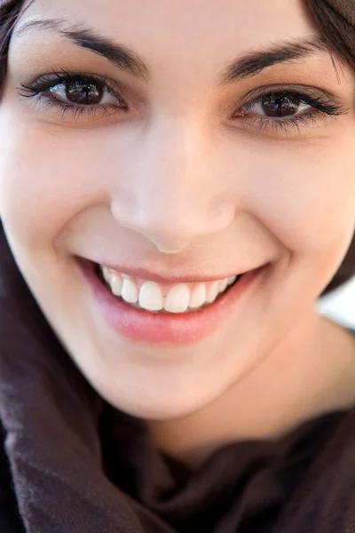 Retrato de belleza de una joven musulmana con un pañuelo en la cabeza y sonriendo a la cámara —  Fotos de Stock