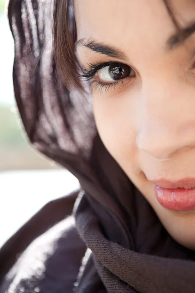 Retrato de belleza de una joven musulmana con un pañuelo en la cabeza y sonriendo a la cámara — Foto de Stock