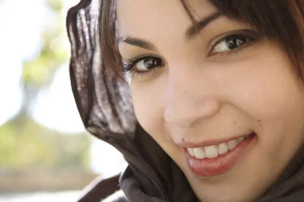 Κοντινό πλάνο με πορτρέτο του μια μουσουλμάνα φορώντας τη μαντίλα στο κεφάλι χαμογελώντας σε κάμερα. — Φωτογραφία Αρχείου