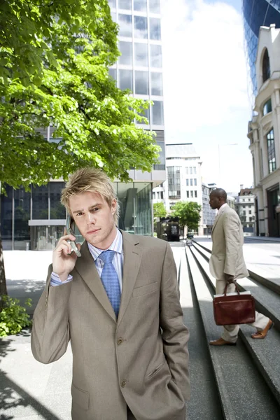 Deux hommes d'affaires devant un immeuble de bureaux , — Photo