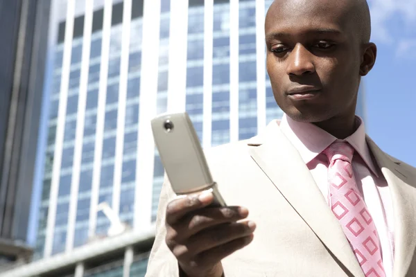 Businessman using a cell phone in the financial district. — Stock Photo, Image
