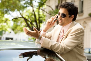 genç işadamı cep telefonundan sohbet