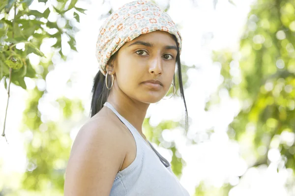 Adolescente india parada en el parque con follaje dorado alrededor de ella . — Foto de Stock