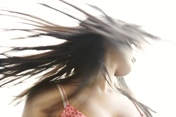 Jovem mulher indiana batendo o cabelo contra o céu . — Fotografia de Stock