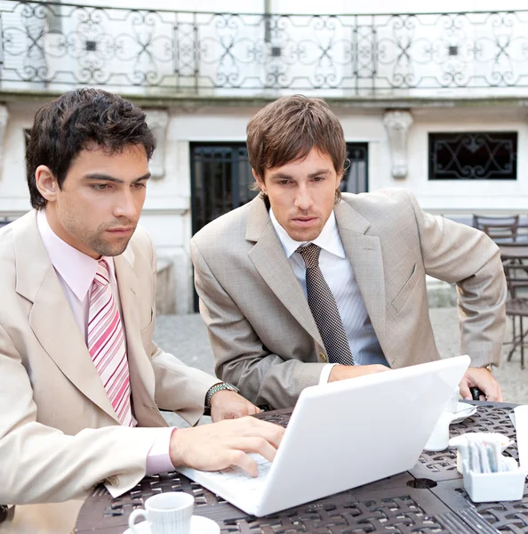 Portrait de deux hommes d'affaires concentrés ayant une réunion dans une terrasse de café — Photo