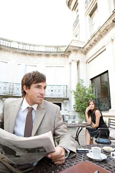 Businesswoman sitting at coffee shop terrace having a mobile cell phone conversation — Stock Photo, Image