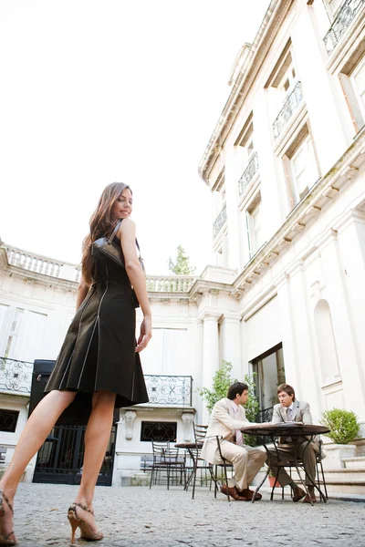 Elegante mujer de negocios caminando a una reunión en un edificio de lujo cafetería terraza —  Fotos de Stock