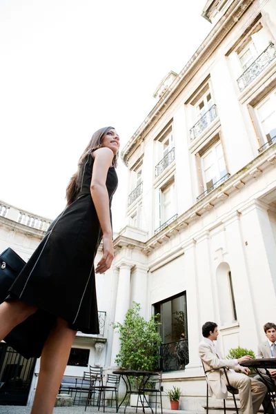 Zakenvrouw lopen naar een zakelijke bijeenkomst in een luxe koffie shop terras. — Stockfoto